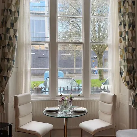 Prime Location Clifton 2 Bed Self Contained Spacious Garden *