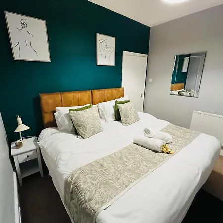 Апартаменти Prime Location Clifton 2 Bed Self Contained Spacious Garden *