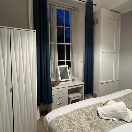 Prime Location Clifton 2 Bed Self Contained Spacious Garden *