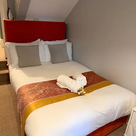 Prime Location Clifton 2 Bed Self Contained Spacious Garden *