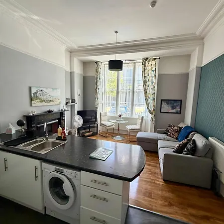 Prime Location Clifton 2 Bed Self Contained Spacious Garden *