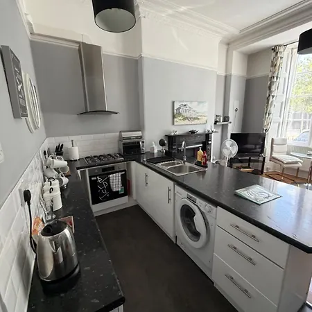 Prime Location Clifton 2 Bed Self Contained Spacious Garden Daire *