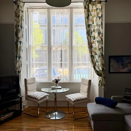 Prime Location Clifton 2 Bed Self Contained Spacious Garden Daire