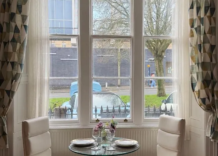 Prime Location Clifton 2 Bed Self Contained Spacious Garden *