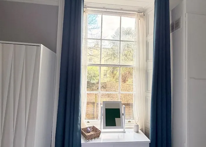 Prime Location Clifton 2 Bed Self Contained Spacious Garden *