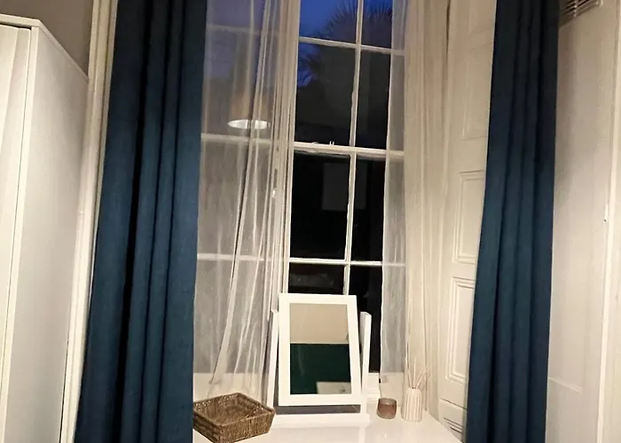 Prime Location Clifton 2 Bed Self Contained Spacious Garden Appartamento *