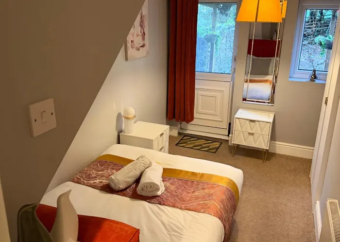 Prime Location Clifton 2 Bed Self Contained Spacious Garden * 布里斯托