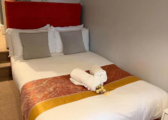 Prime Location Clifton 2 Bed Self Contained Spacious Garden *