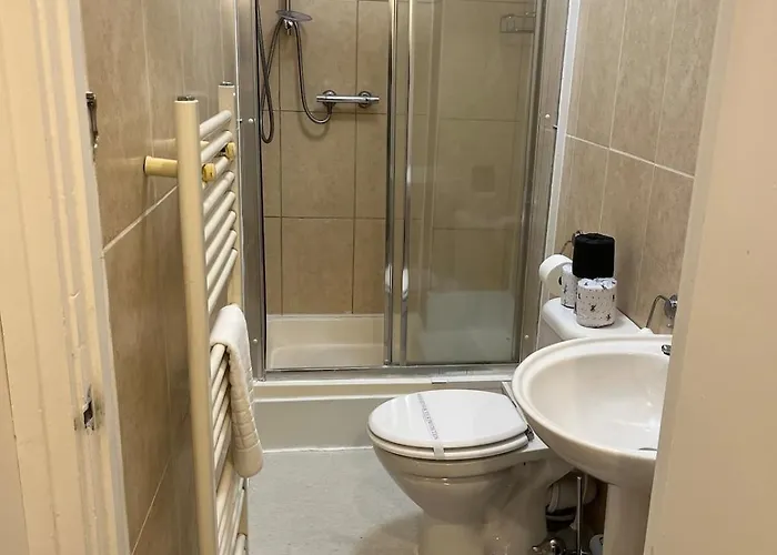 Prime Location Clifton 2 Bed Self Contained Spacious Garden *