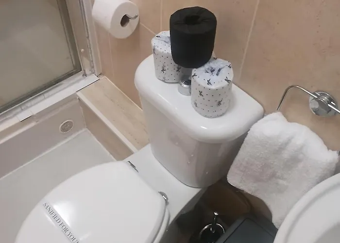 Prime Location Clifton 2 Bed Self Contained Spacious Garden