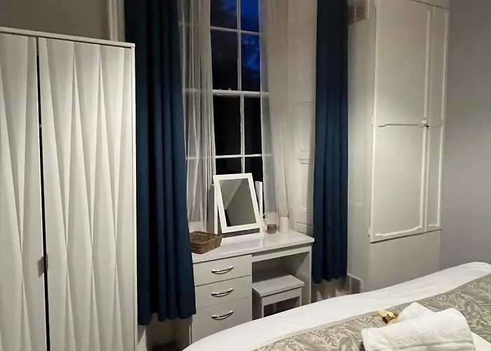 Prime Location Clifton 2 Bed Self Contained Spacious Garden *